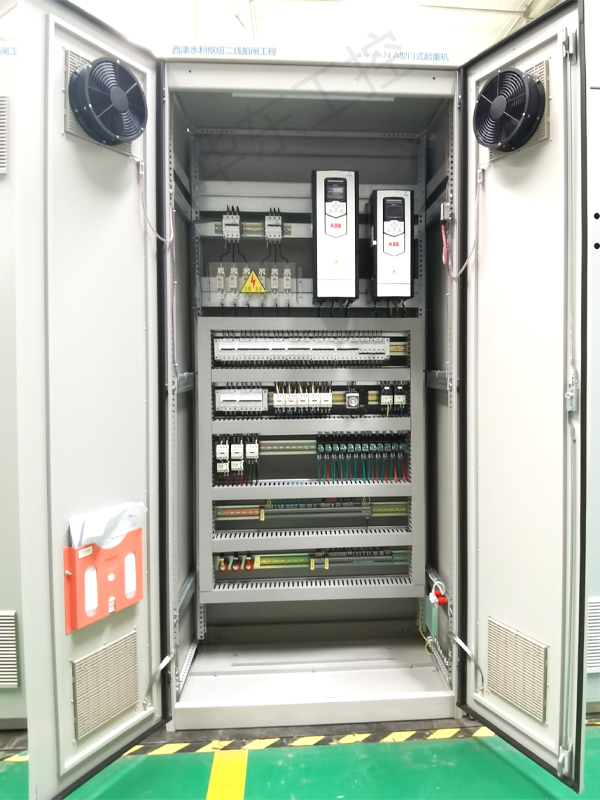 變頻控制柜內部